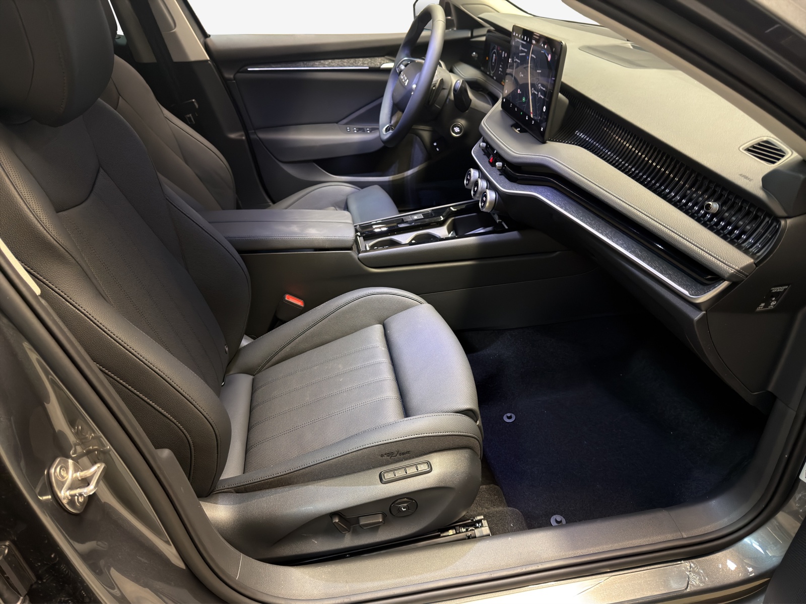 SKODA Superb Combi 1.5 TSI PHEV Selection DSG-image-14