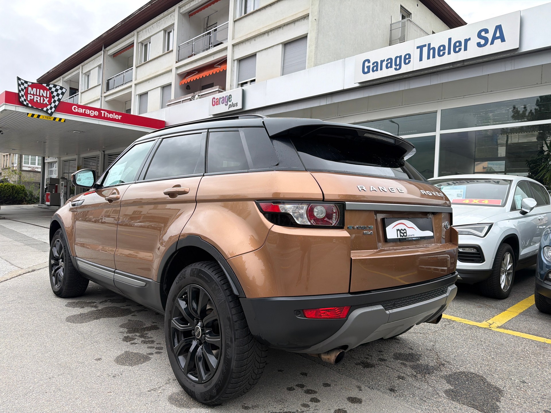 LAND ROVER Range Rover Evoque 2.0 Si4 Pure AT9-image-6