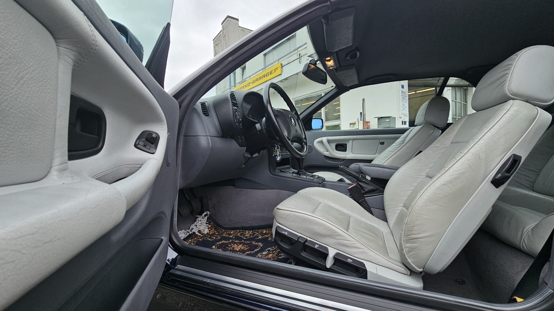 BMW 318i Cabrio Exclusiv-image-9