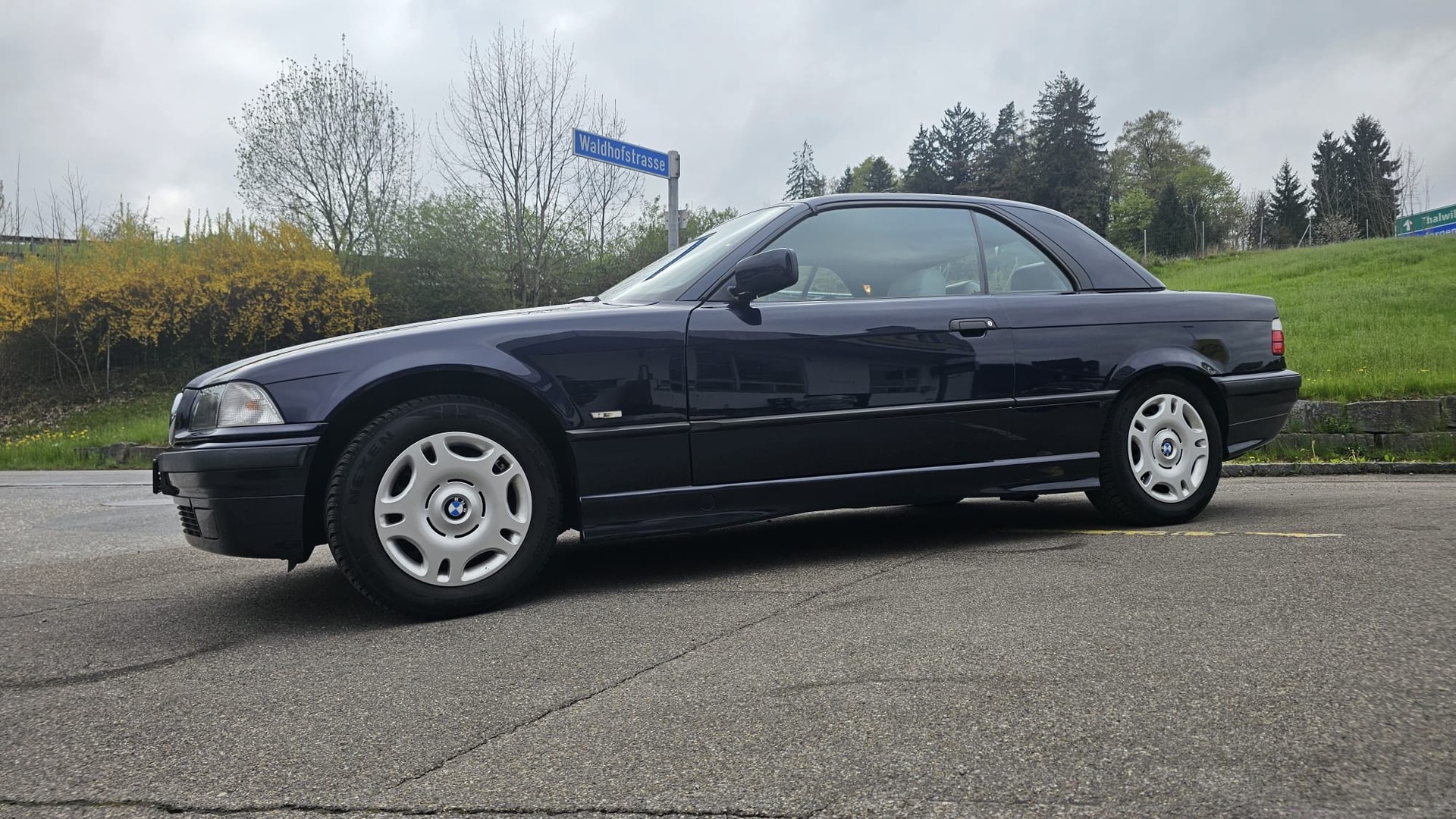 BMW 318i Cabrio Exclusiv-image-2