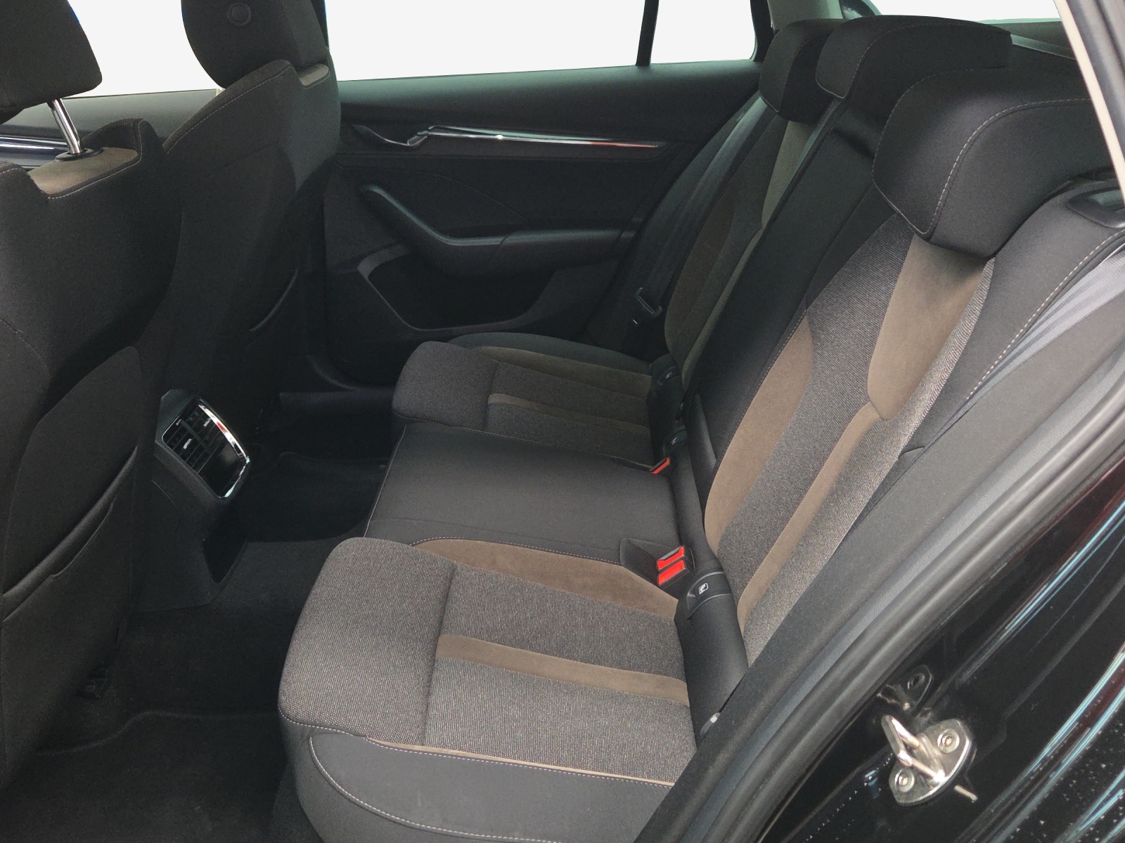 SKODA Octavia Combi 2.0 TDI DSG Scout 4x4-image-11