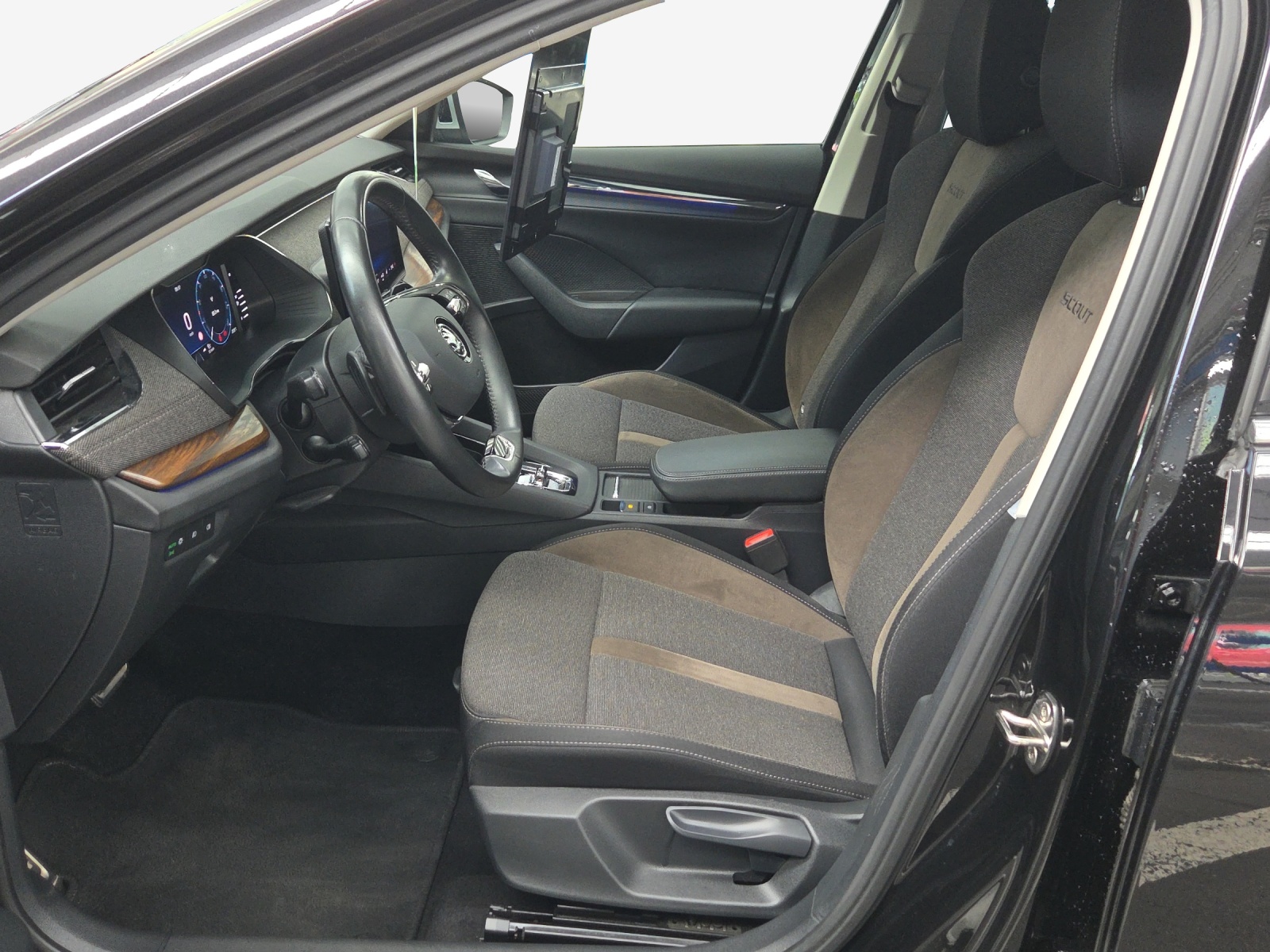 SKODA Octavia Combi 2.0 TDI DSG Scout 4x4-image-7