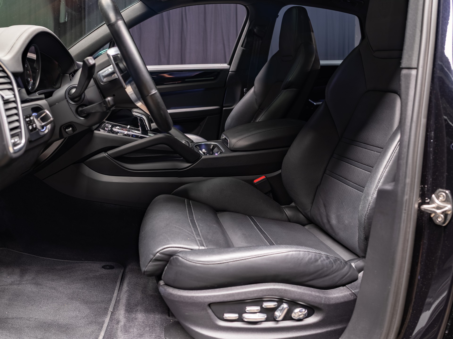PORSCHE Cayenne E-Hybrid-image-7