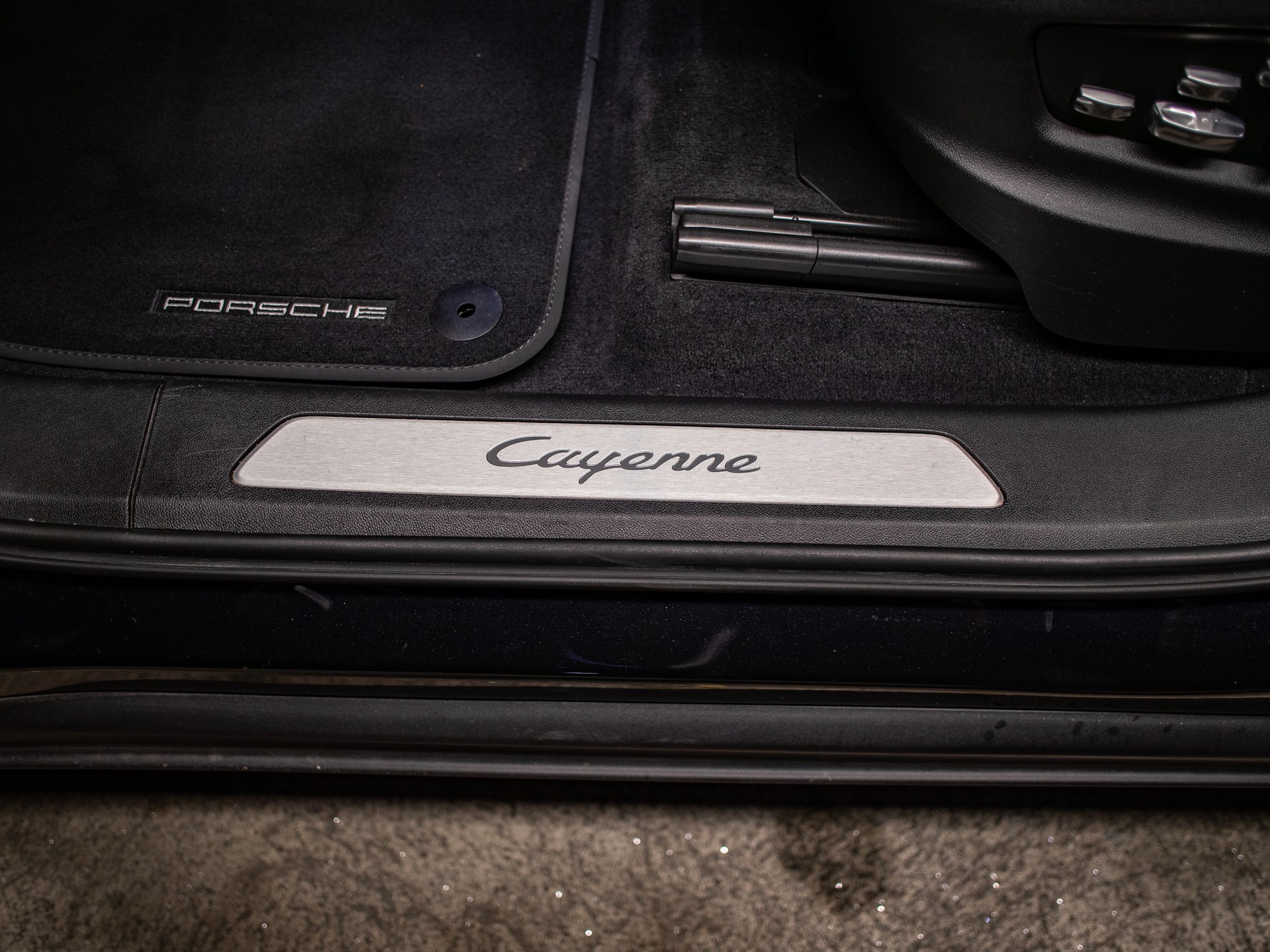 PORSCHE Cayenne E-Hybrid-image-9