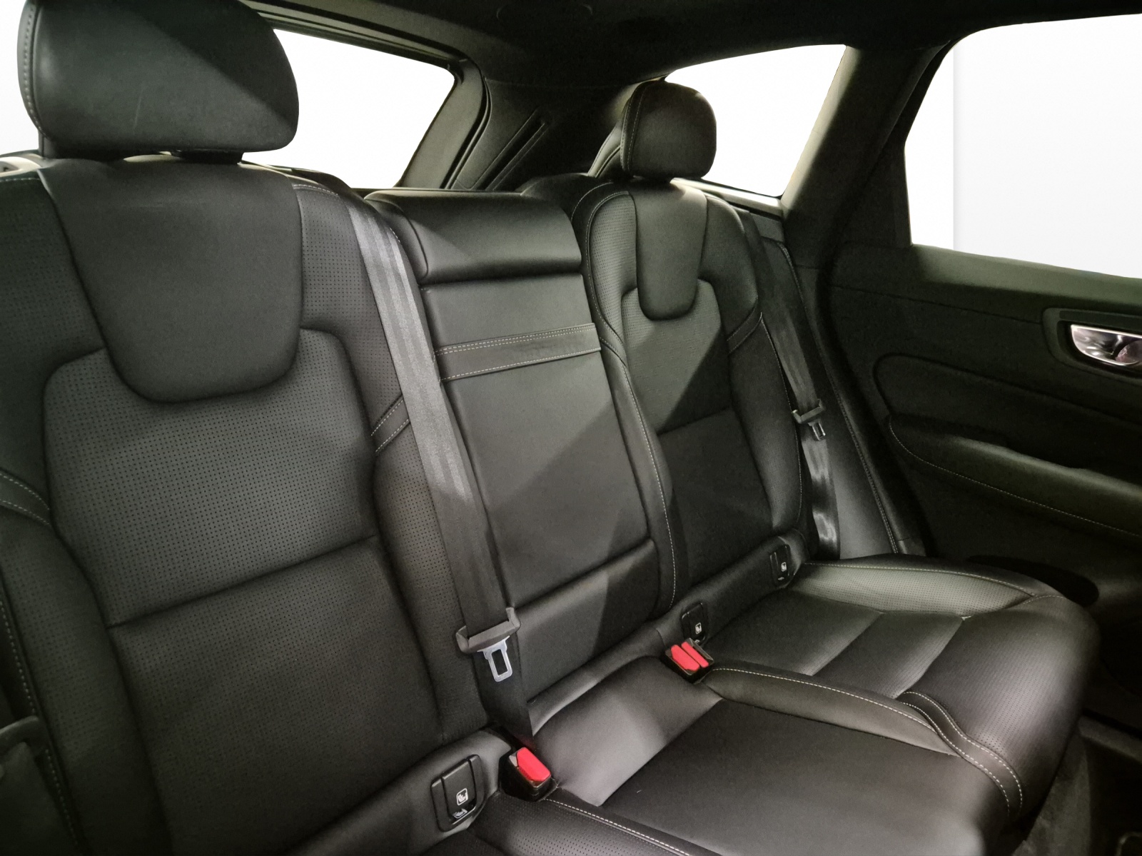 VOLVO XC60 2.0 T8 TE R-Design eAWD-image-18