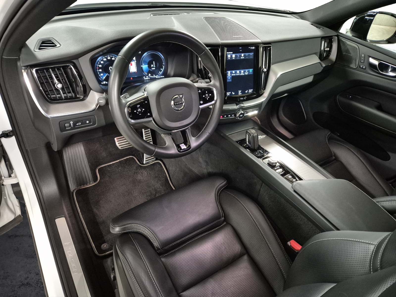 VOLVO XC60 2.0 T8 TE R-Design eAWD-image-8