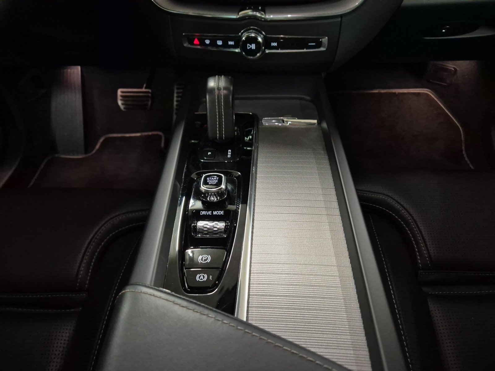 VOLVO XC60 2.0 T8 TE R-Design eAWD-image-13
