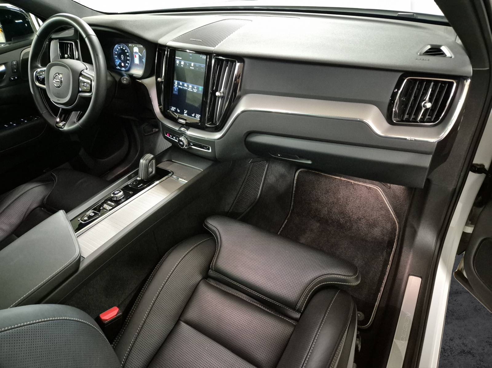 VOLVO XC60 2.0 T8 TE R-Design eAWD-image-14