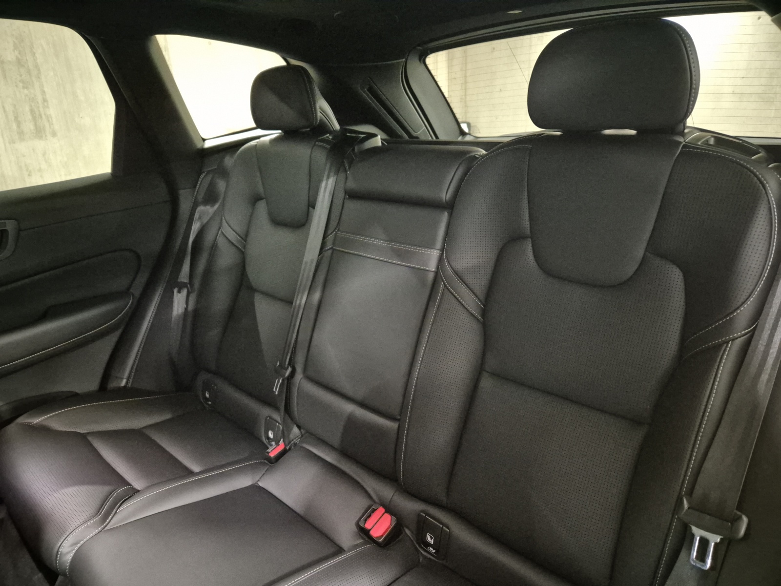 VOLVO XC60 2.0 T8 TE R-Design eAWD-image-11