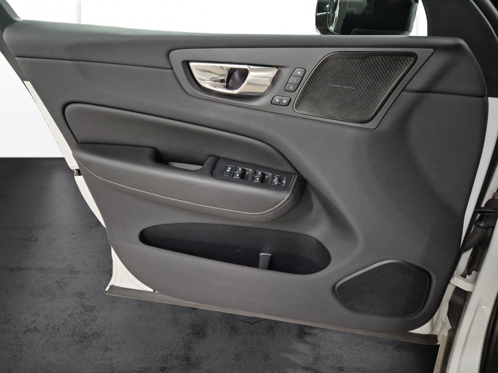 VOLVO XC60 2.0 T8 TE R-Design eAWD-image-12