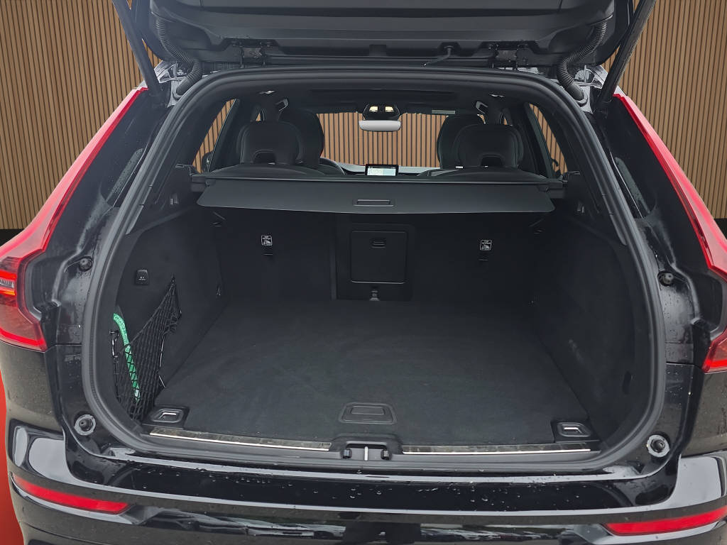 VOLVO XC60 2.0 B5 MH Plus Black Edition AWD-image-14