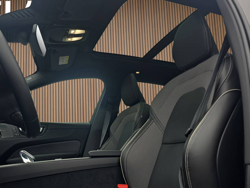 VOLVO XC60 2.0 B5 MH Plus Black Edition AWD-image-12