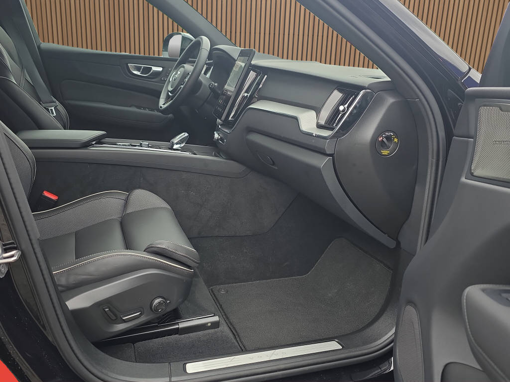 VOLVO XC60 2.0 B5 MH Plus Black Edition AWD-image-13