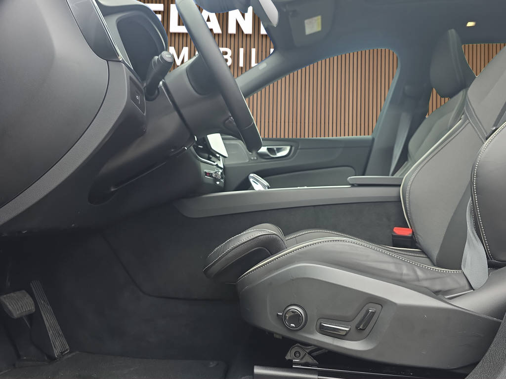 VOLVO XC60 2.0 B5 MH Plus Black Edition AWD-image-11