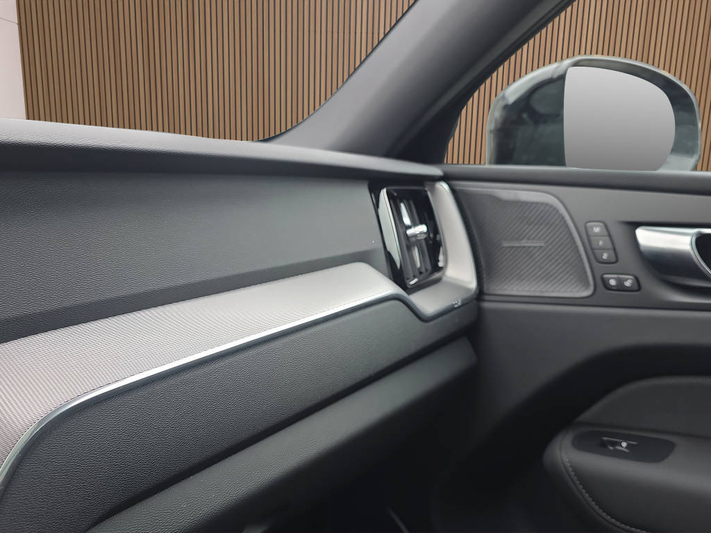 VOLVO XC60 2.0 B5 MH Plus Black Edition AWD-image-25