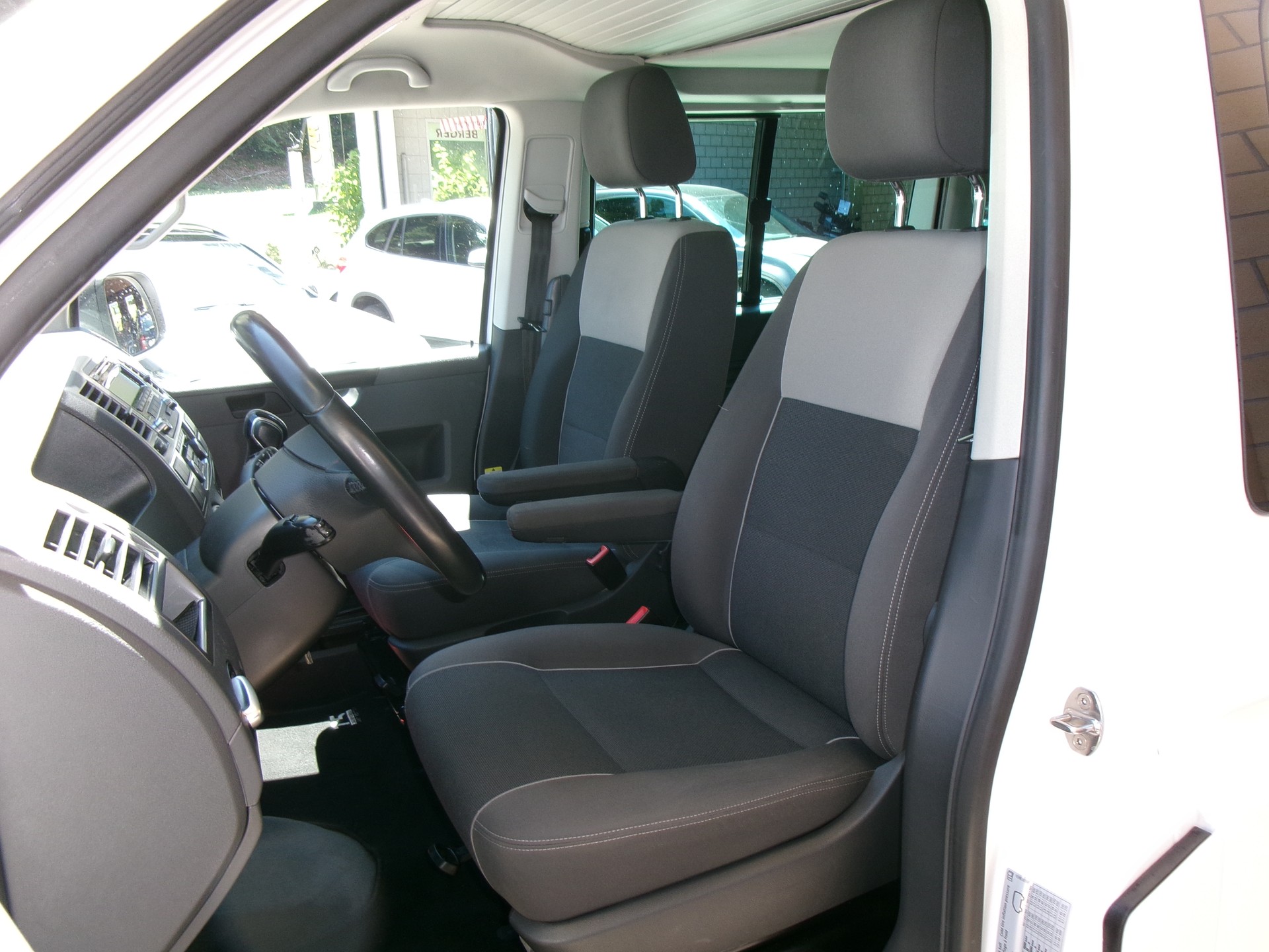 VW T5 California 2.0 TDI Beach DSG-image-3
