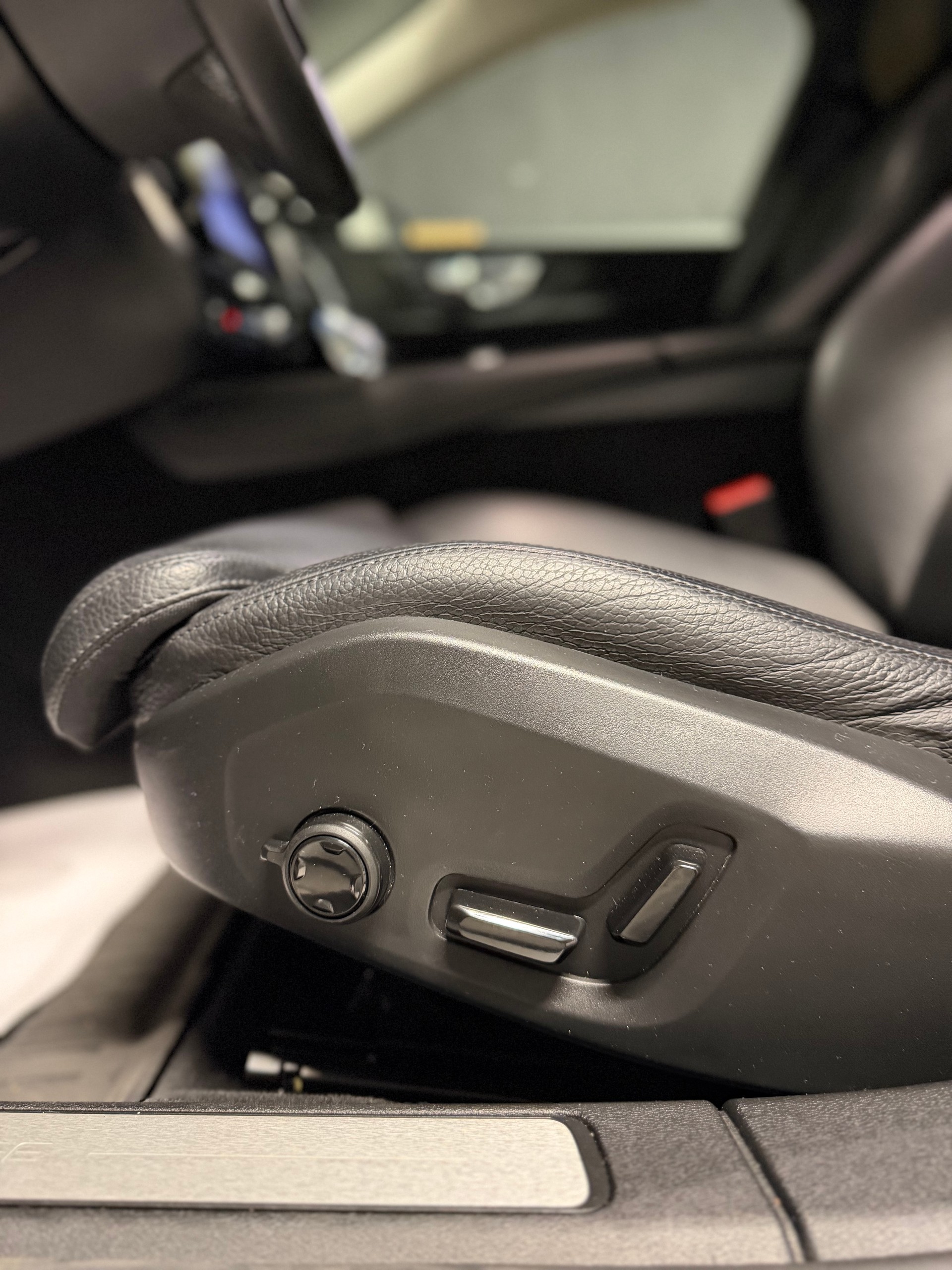 VOLVO V60 T6 eAWD Twin Engine Inscription Expression Geartronic-image-16