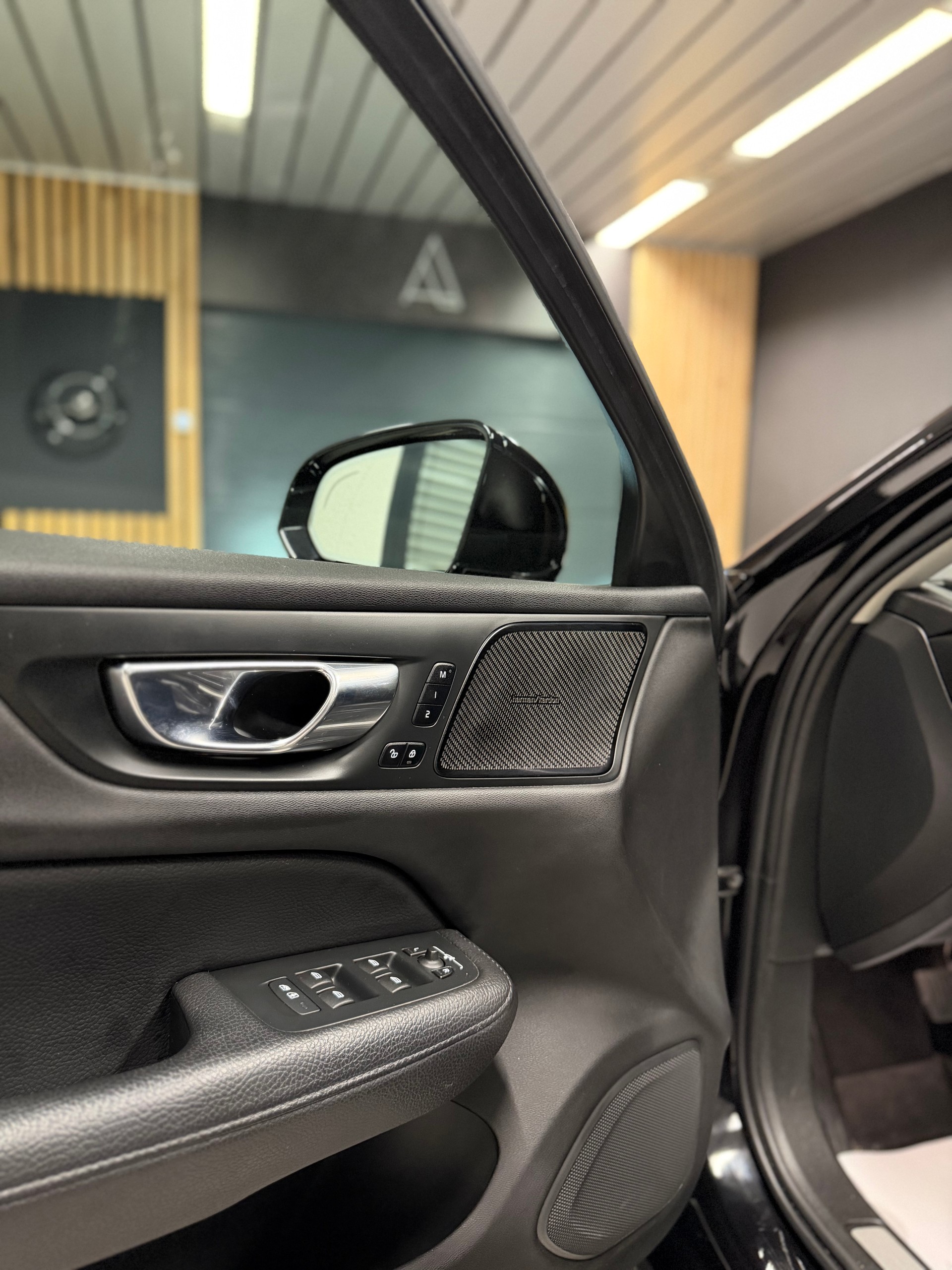 VOLVO V60 T6 eAWD Twin Engine Inscription Expression Geartronic-image-15