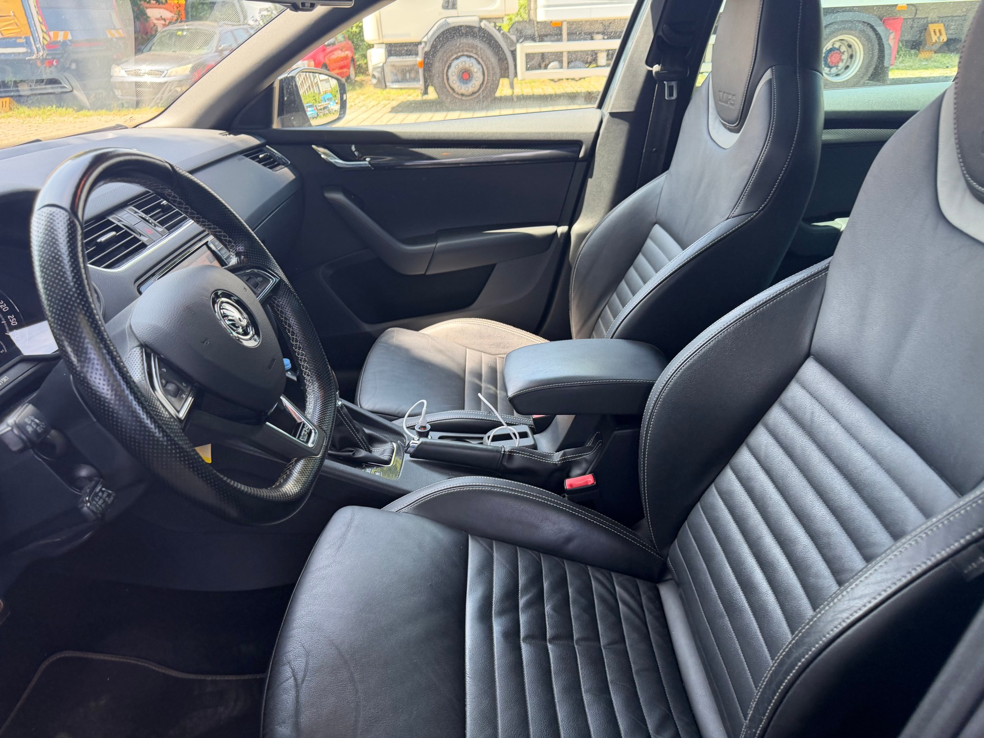 SKODA Octavia Combi 2.0 TDI RS DSG-image-10