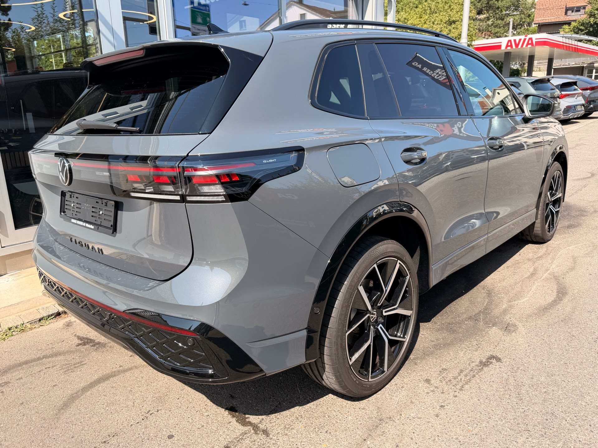 VW Tiguan 2.0 TDI DSG 4MOTION R-LINE *** PANORAMAGLASDACH & 360 GRAD KAMERA ***-showroom-element-3