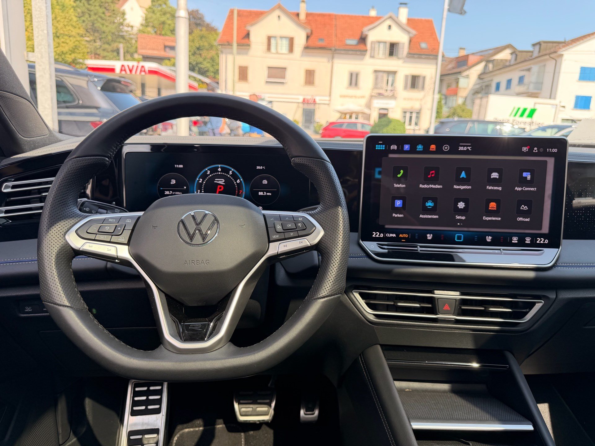VW Tiguan 2.0 TSI DSG 4MOTION R-LINE *** PANORAMAGLASDACH & 360 GRAD KAMERA ***-image-8