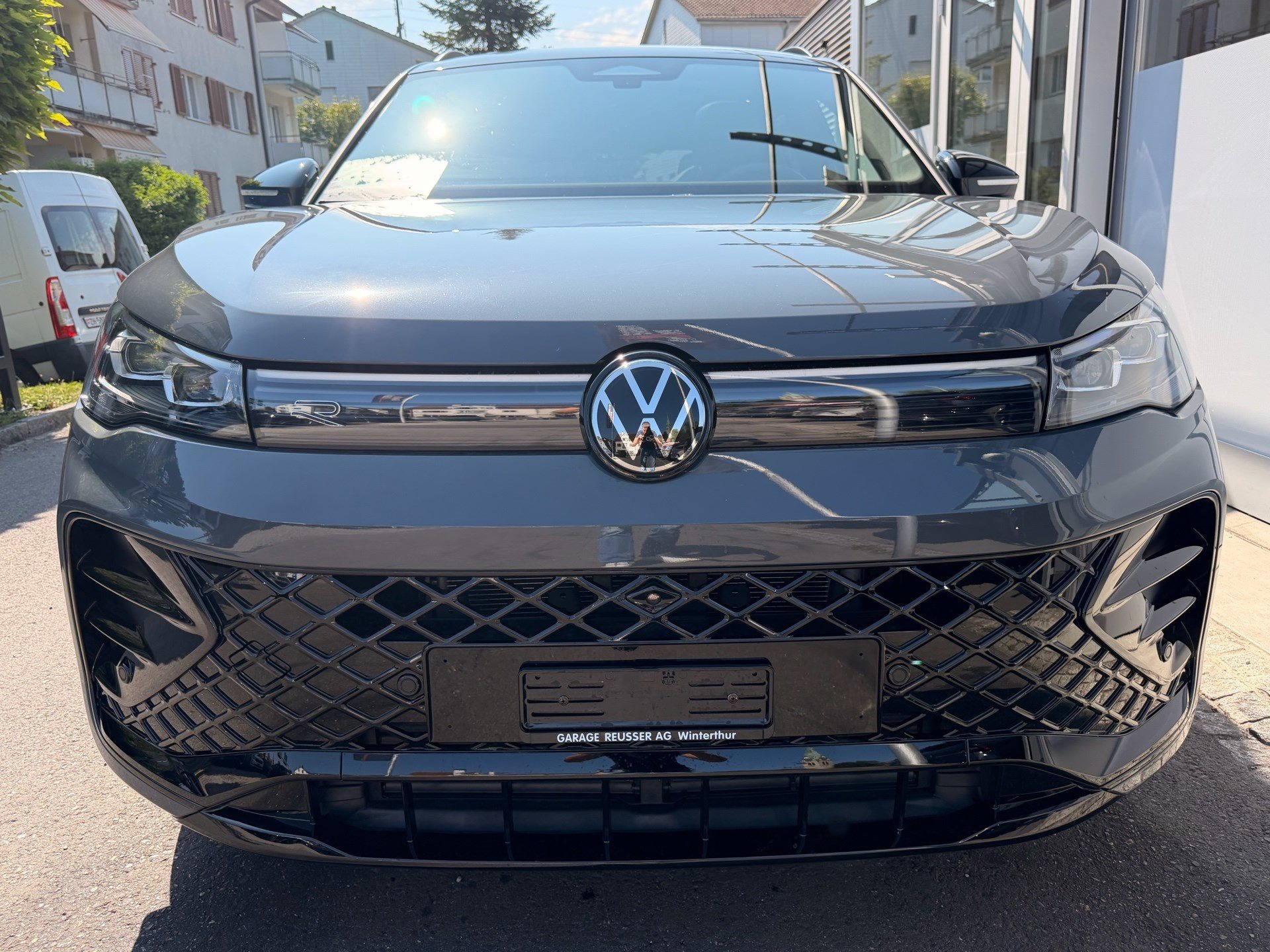 VW Tiguan 2.0 TDI DSG 4MOTION R-LINE *** PANORAMAGLASDACH & 360 GRAD KAMERA ***-showroom-element-1