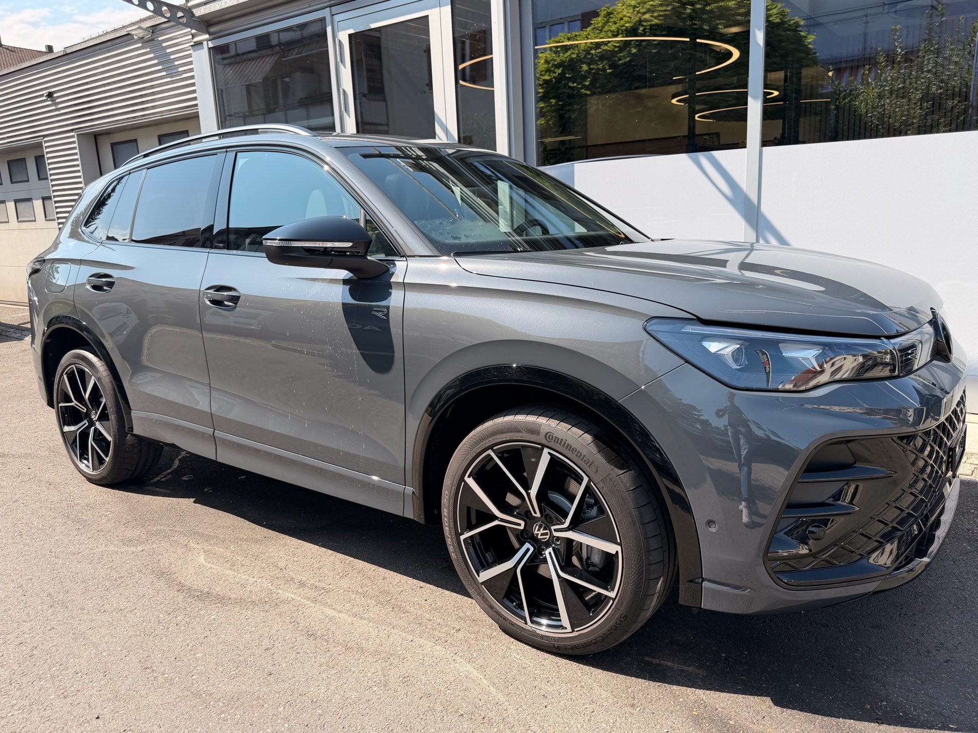 VW Tiguan 2.0 TDI DSG 4MOTION R-LINE *** PANORAMAGLASDACH & 360 GRAD KAMERA ***-showroom-element-2