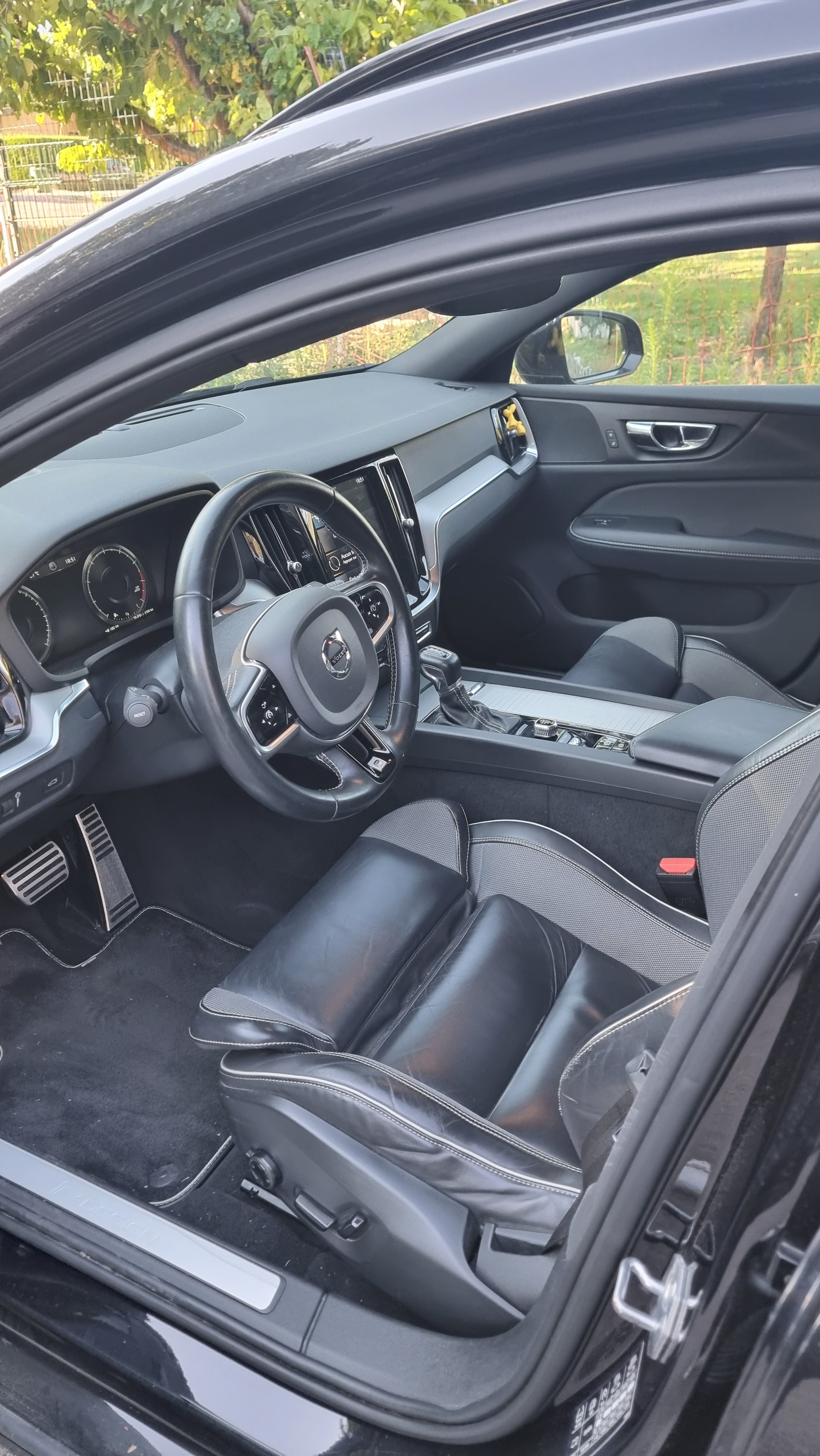 VOLVO 2.0 T5 R-Design-image-3