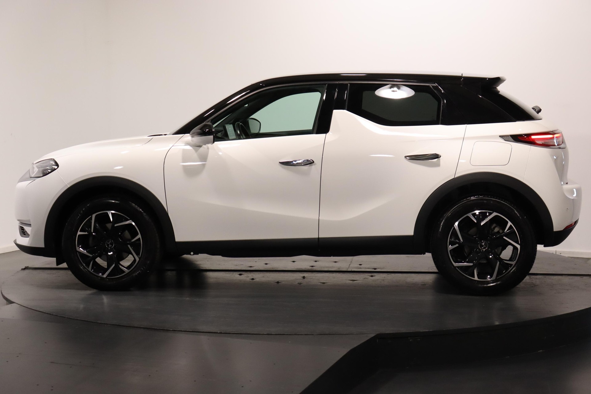 DS AUTOMOBILES 3 Crossback 1.2 PureTech 130 So Chic-image-1