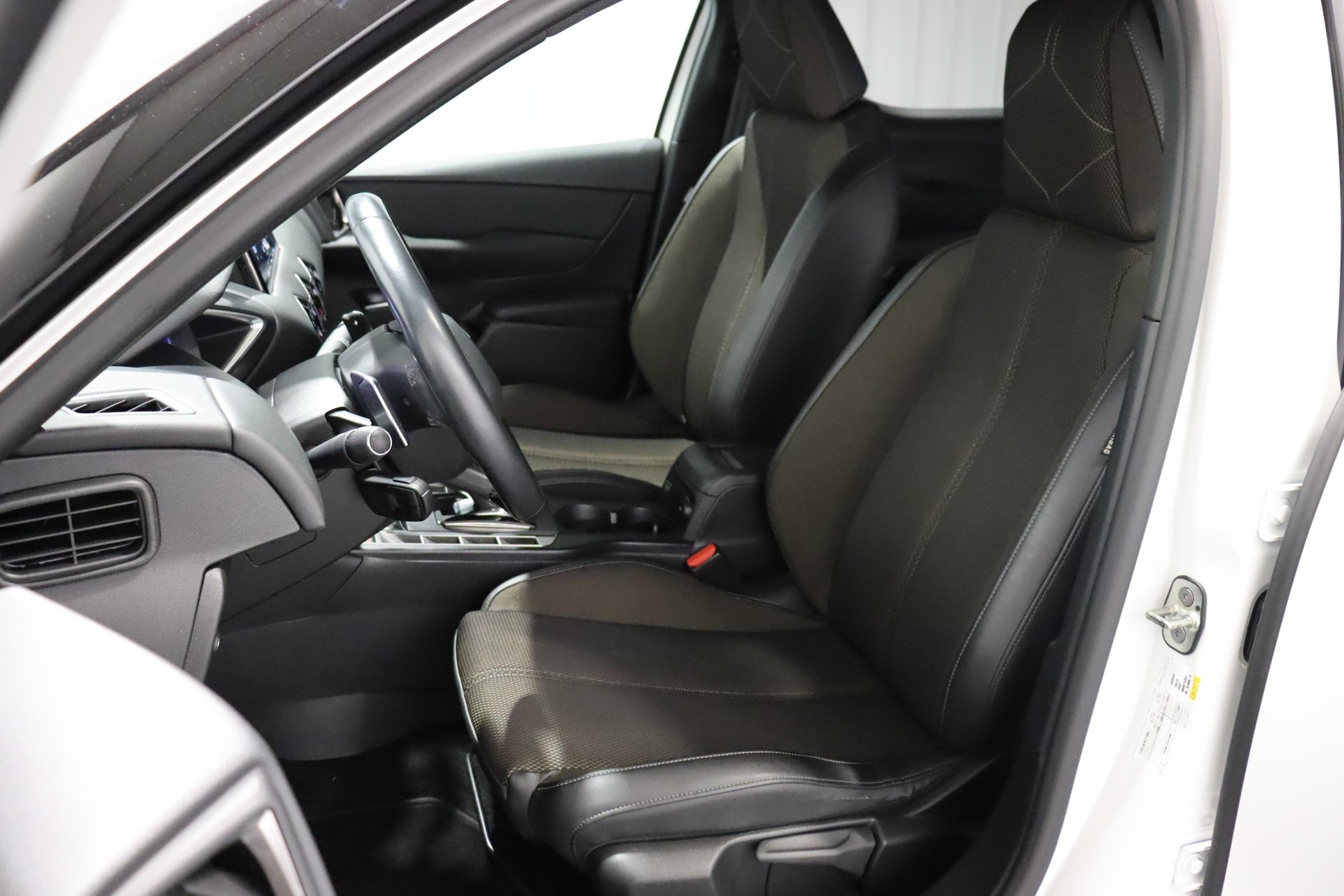 DS AUTOMOBILES 3 Crossback 1.2 PureTech 130 So Chic-image-5