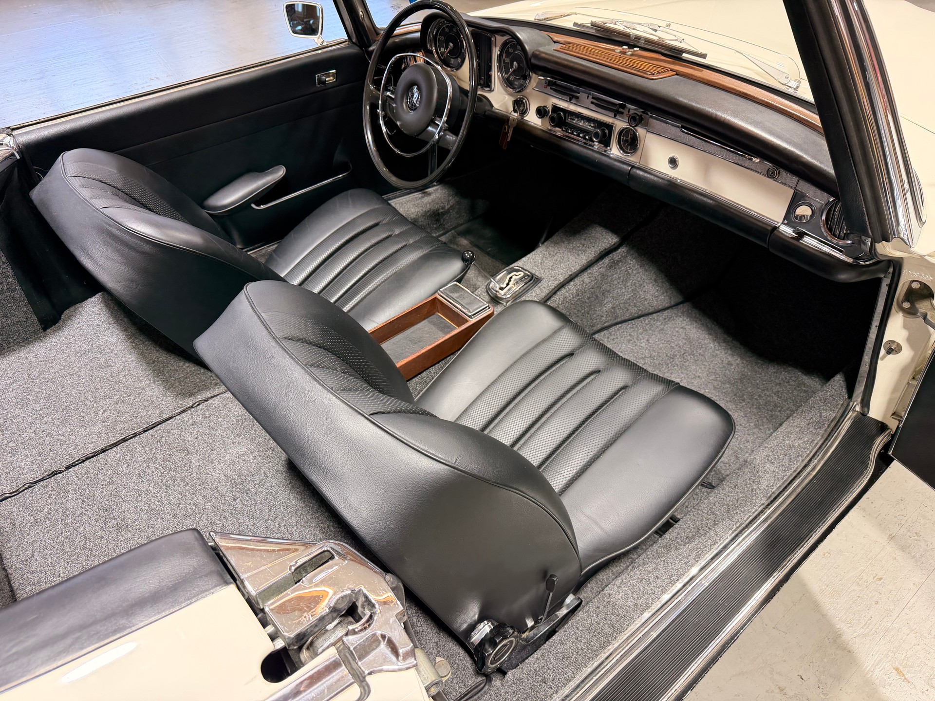 MERCEDES-BENZ 280 SL Pagode VETERAN-image-13