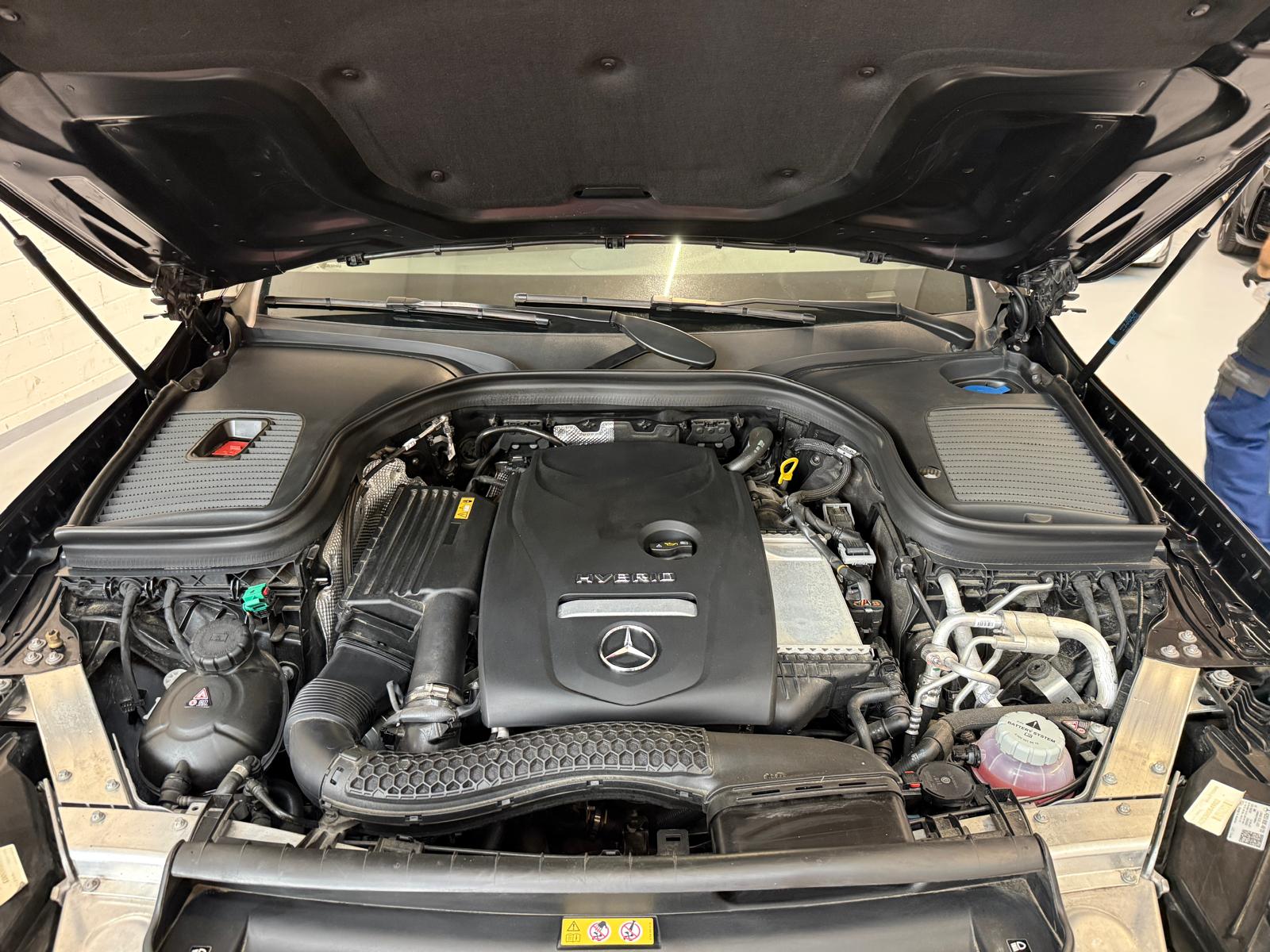MERCEDES-BENZ GLC Coupé 300 e AMG Line 9G-Tronic-image-25