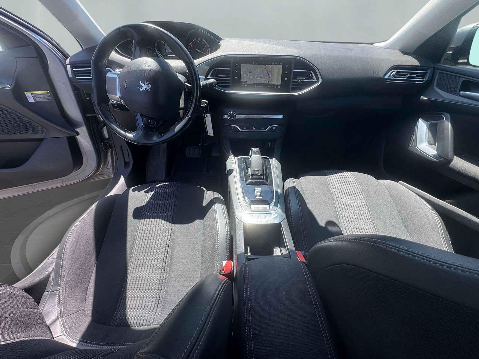 PEUGEOT 308 1.2 Pure Tech Allure Pack EAT8-image-14