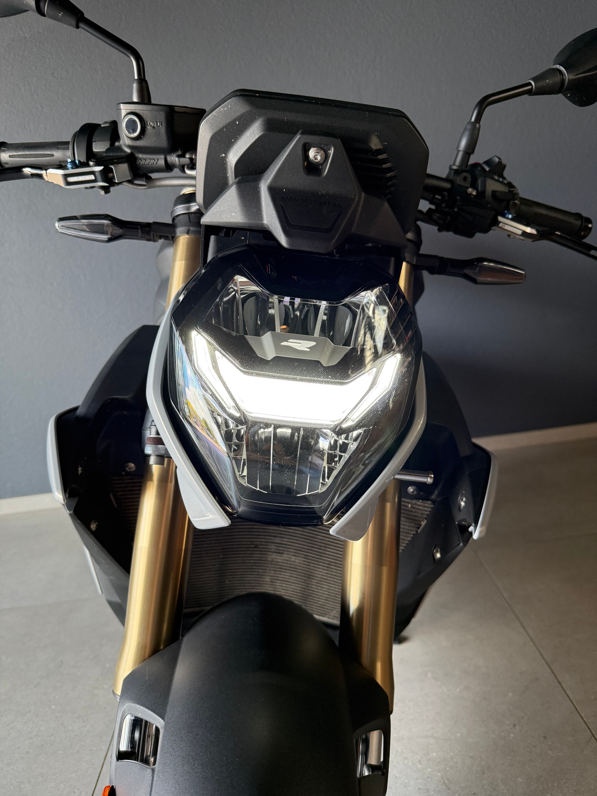 BMW S 1000 R-showroom-element-3