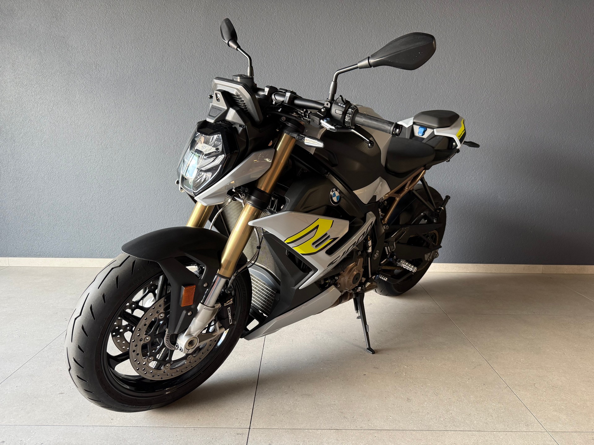 BMW S 1000 R-showroom-element-1