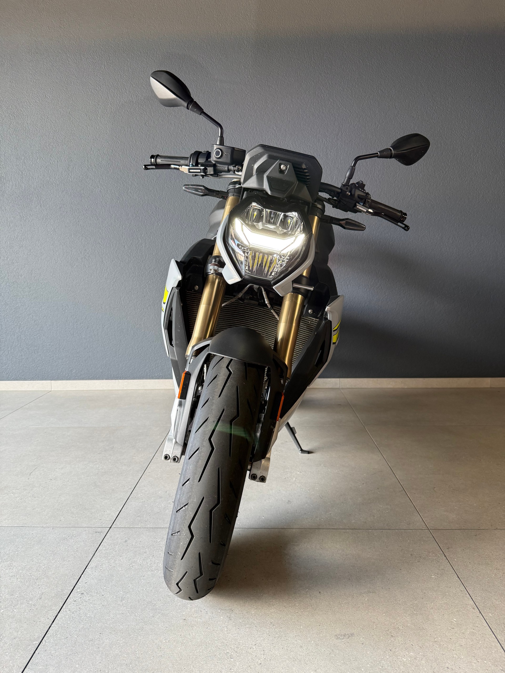 BMW S 1000 R-showroom-element-2