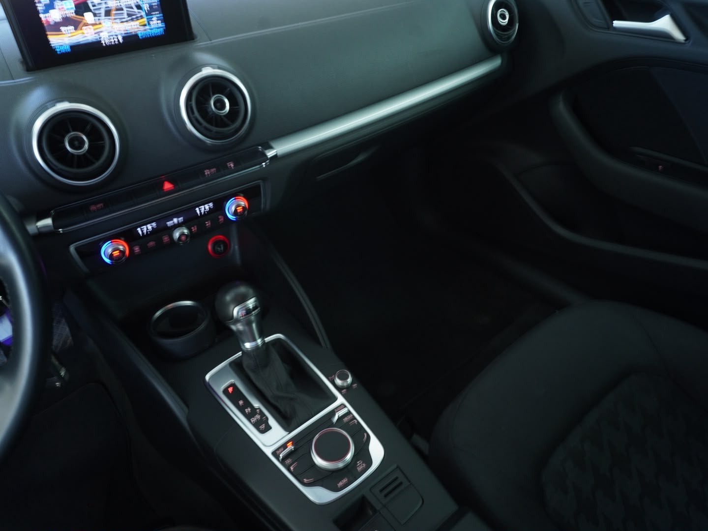 AUDI A3 Sportback 1.6 TDI Attraction S-tronic-image-9