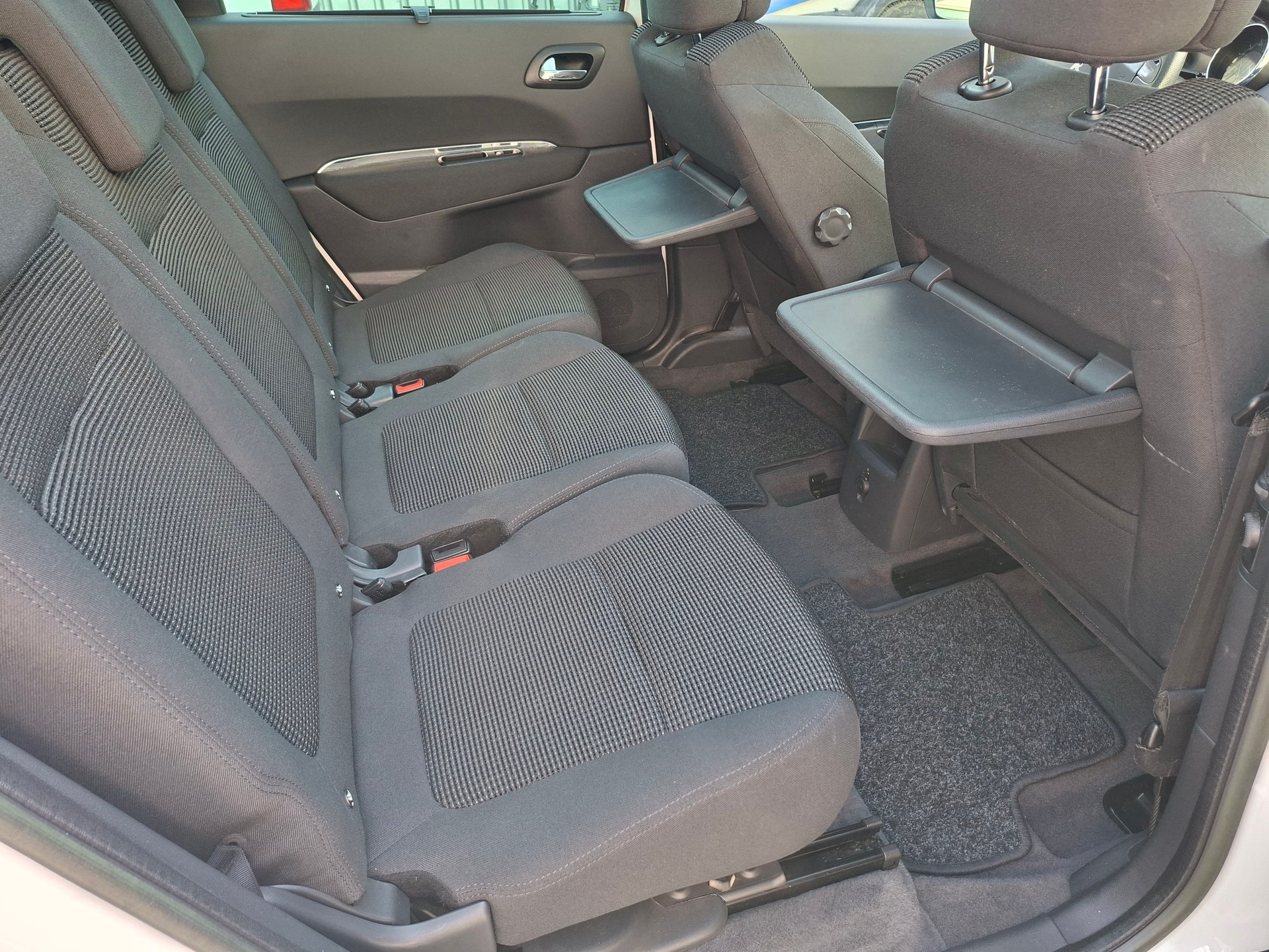 PEUGEOT 5008 1.6 16V T Allure Automatic-image-10