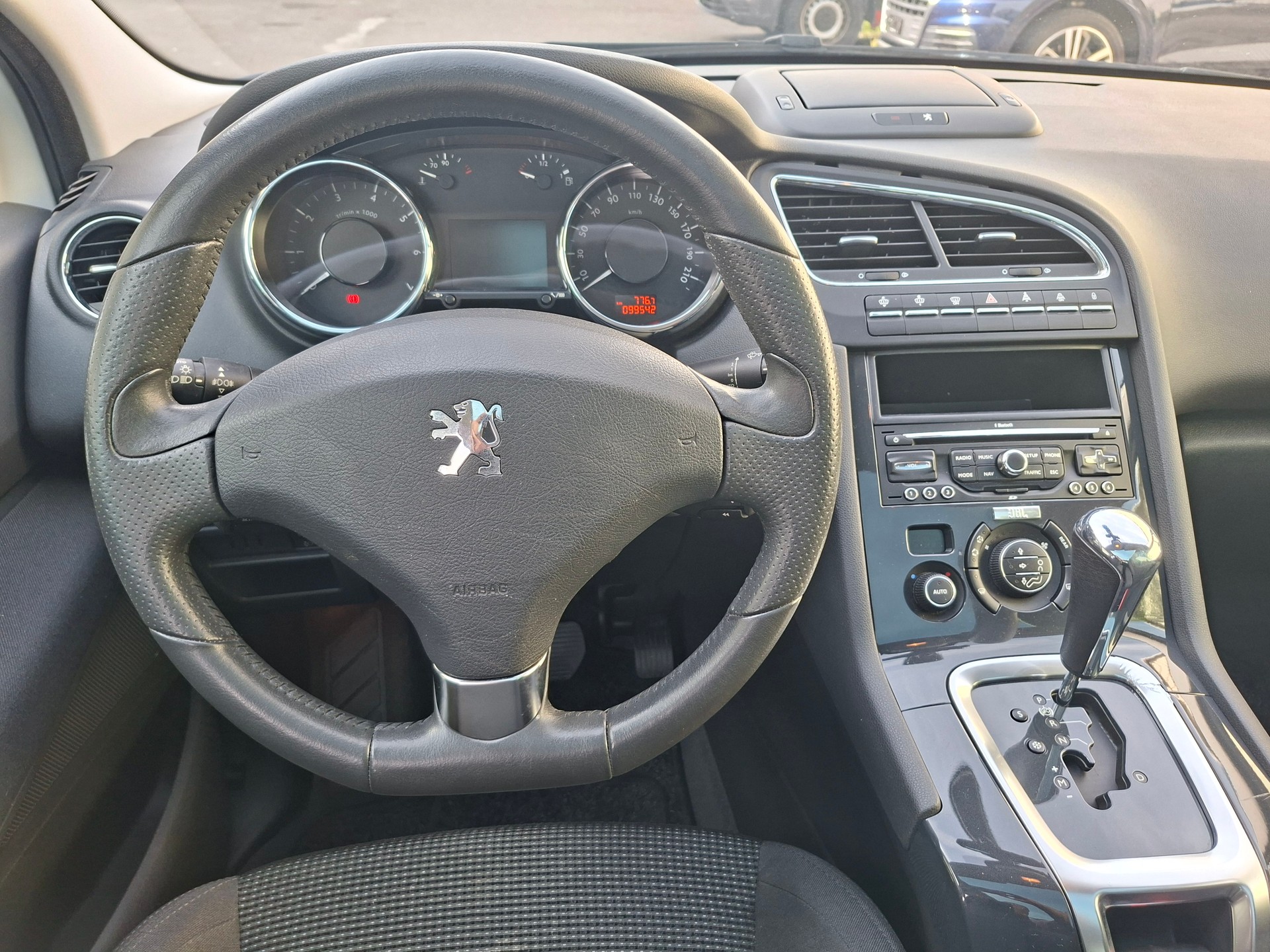 PEUGEOT 5008 1.6 16V T Allure Automatic-image-8