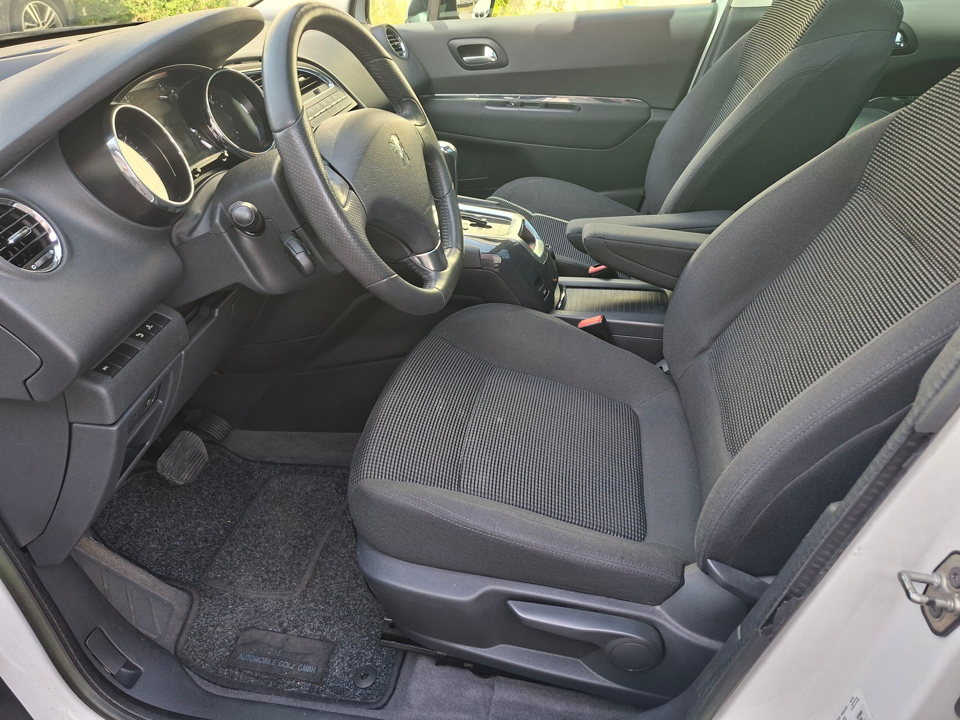 PEUGEOT 5008 1.6 16V T Allure Automatic-image-6