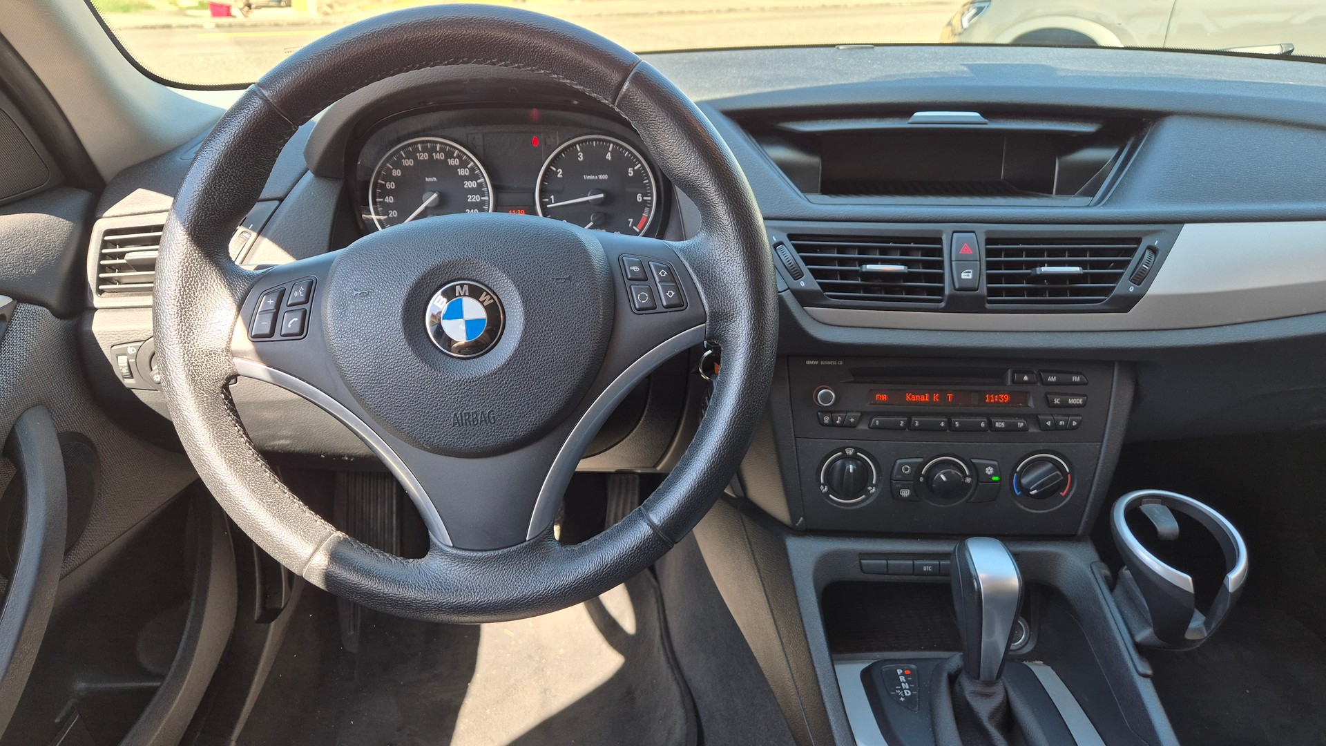 BMW X1 sDrive 18i-image-5