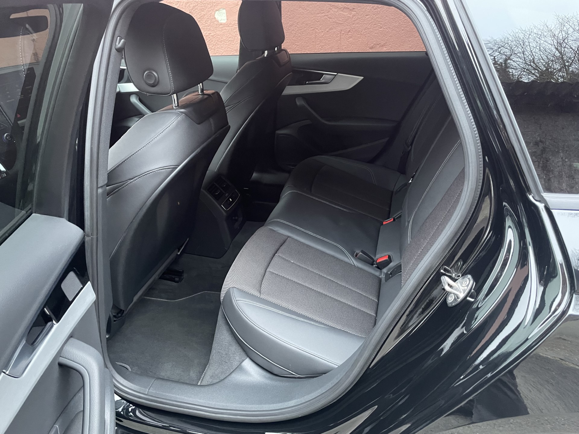 AUDI A4 Avant 35 TDI S line S-tronic-image-7