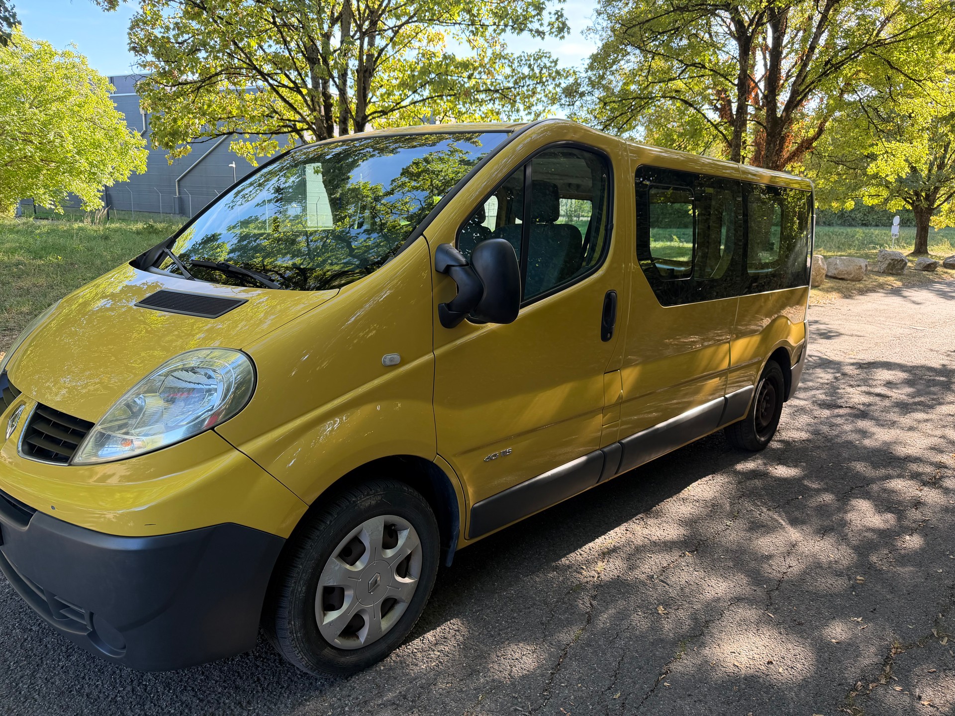 RENAULT TRAFIC-image-1