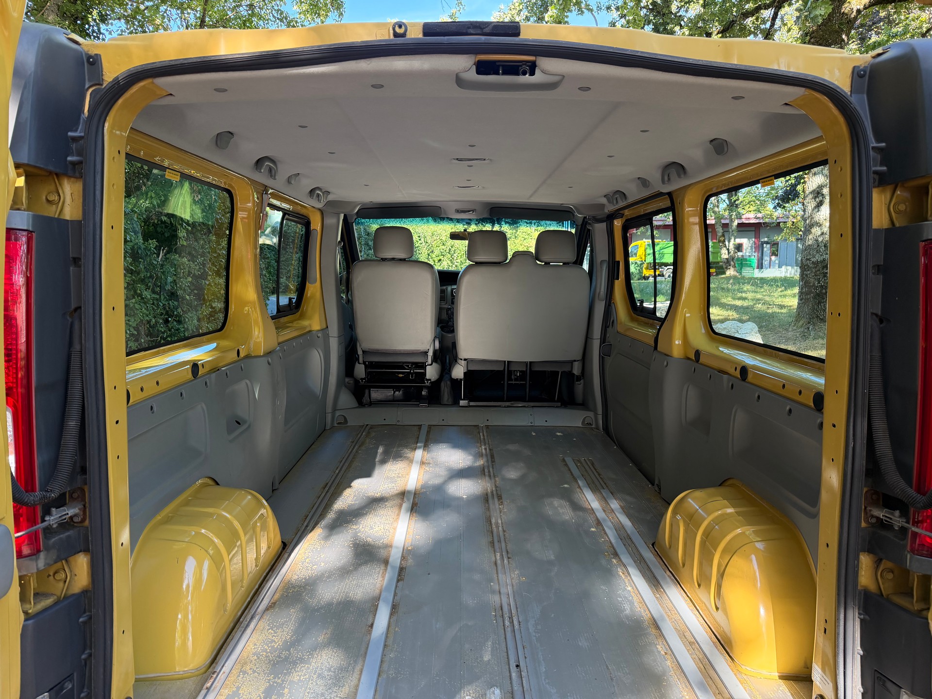 RENAULT TRAFIC-image-6