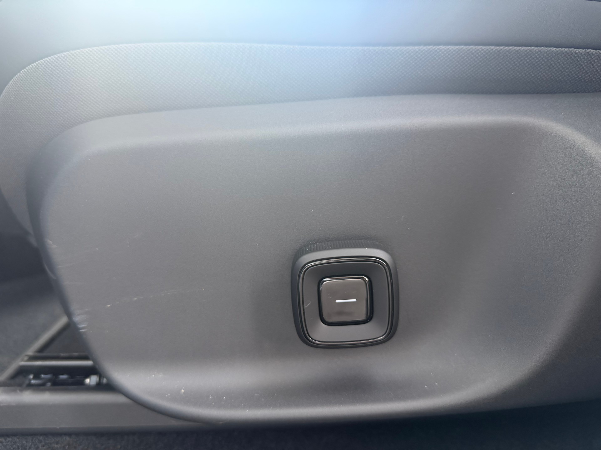 VOLVO EX30 E60 69kWh Twin Ultra-image-4