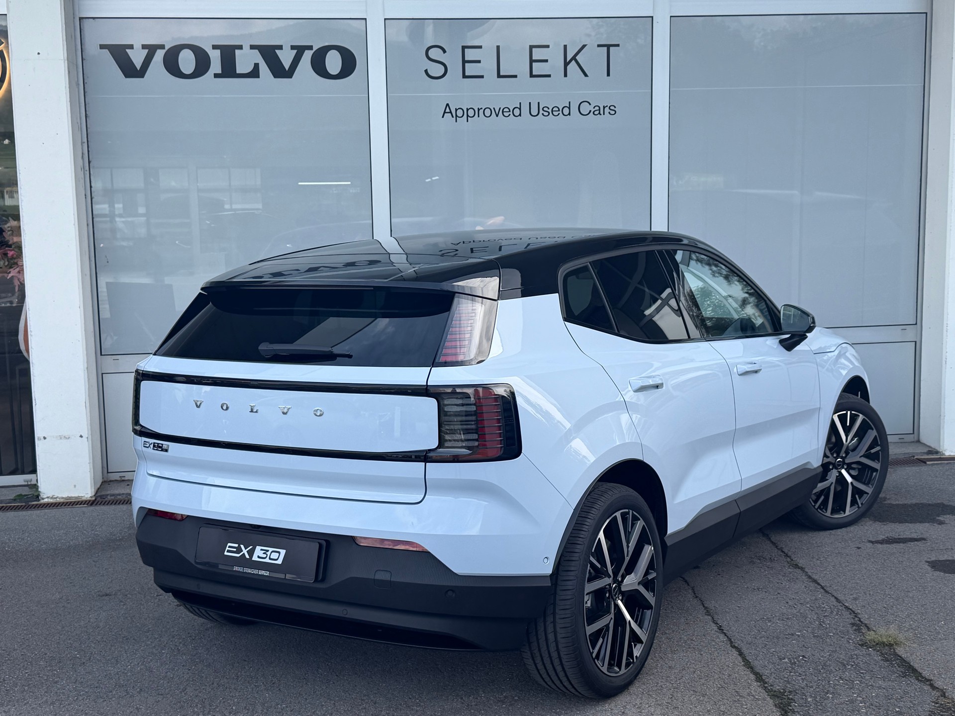 VOLVO EX30 E60 69kWh Twin Ultra-image-1