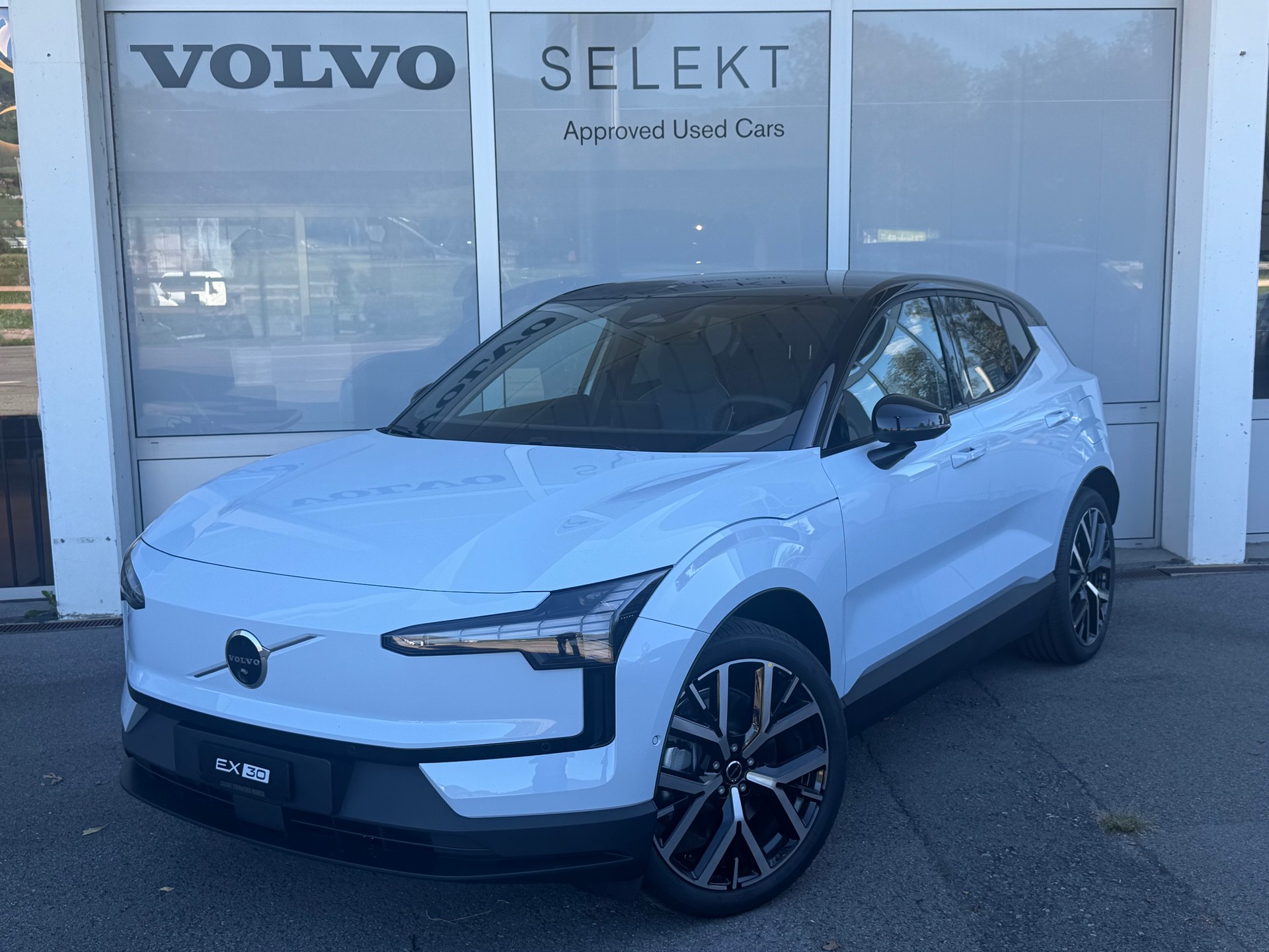 VOLVO EX30 E60 69kWh Twin Ultra-image-0