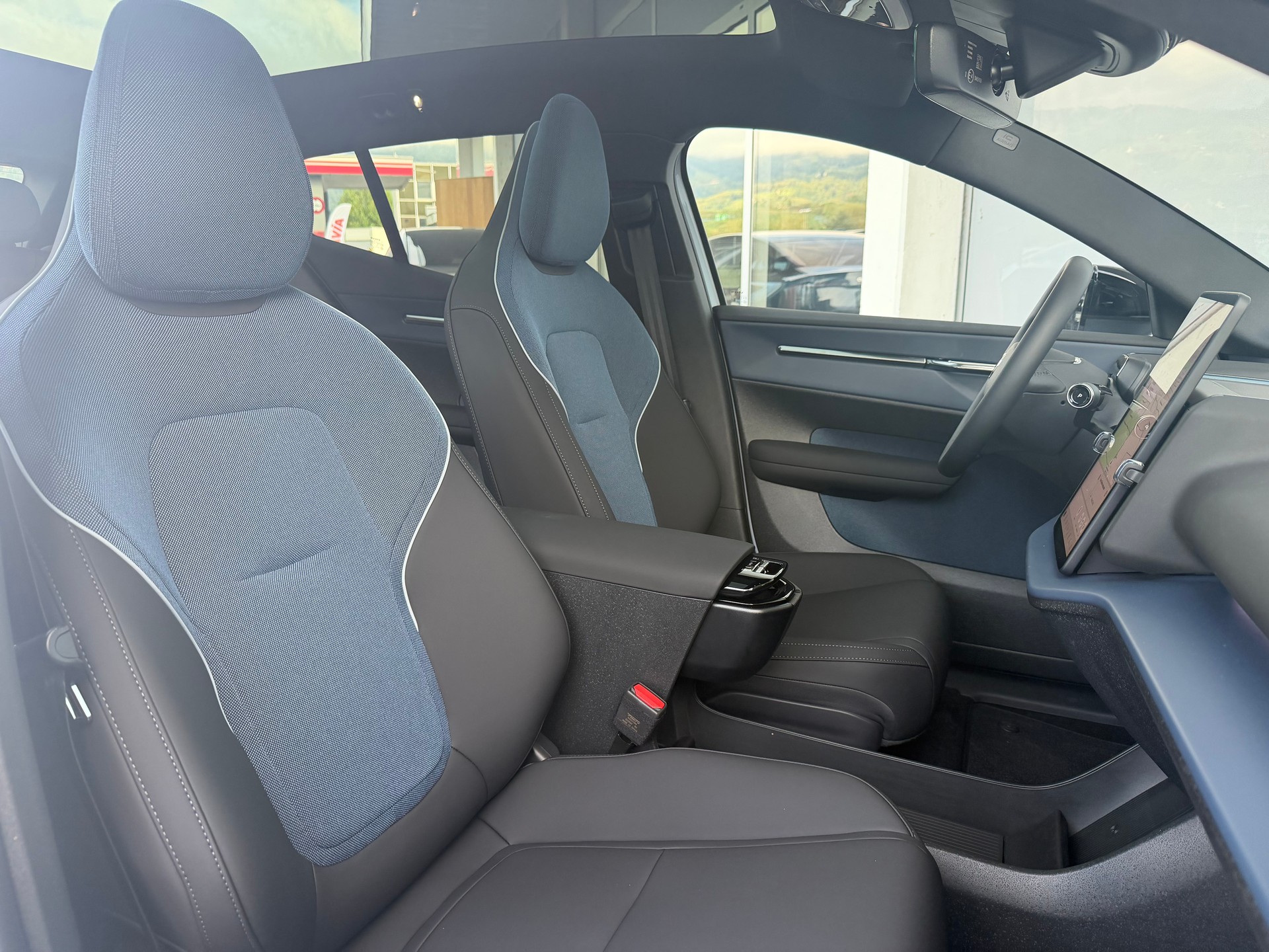 VOLVO EX30 E60 69kWh Twin Ultra-image-3