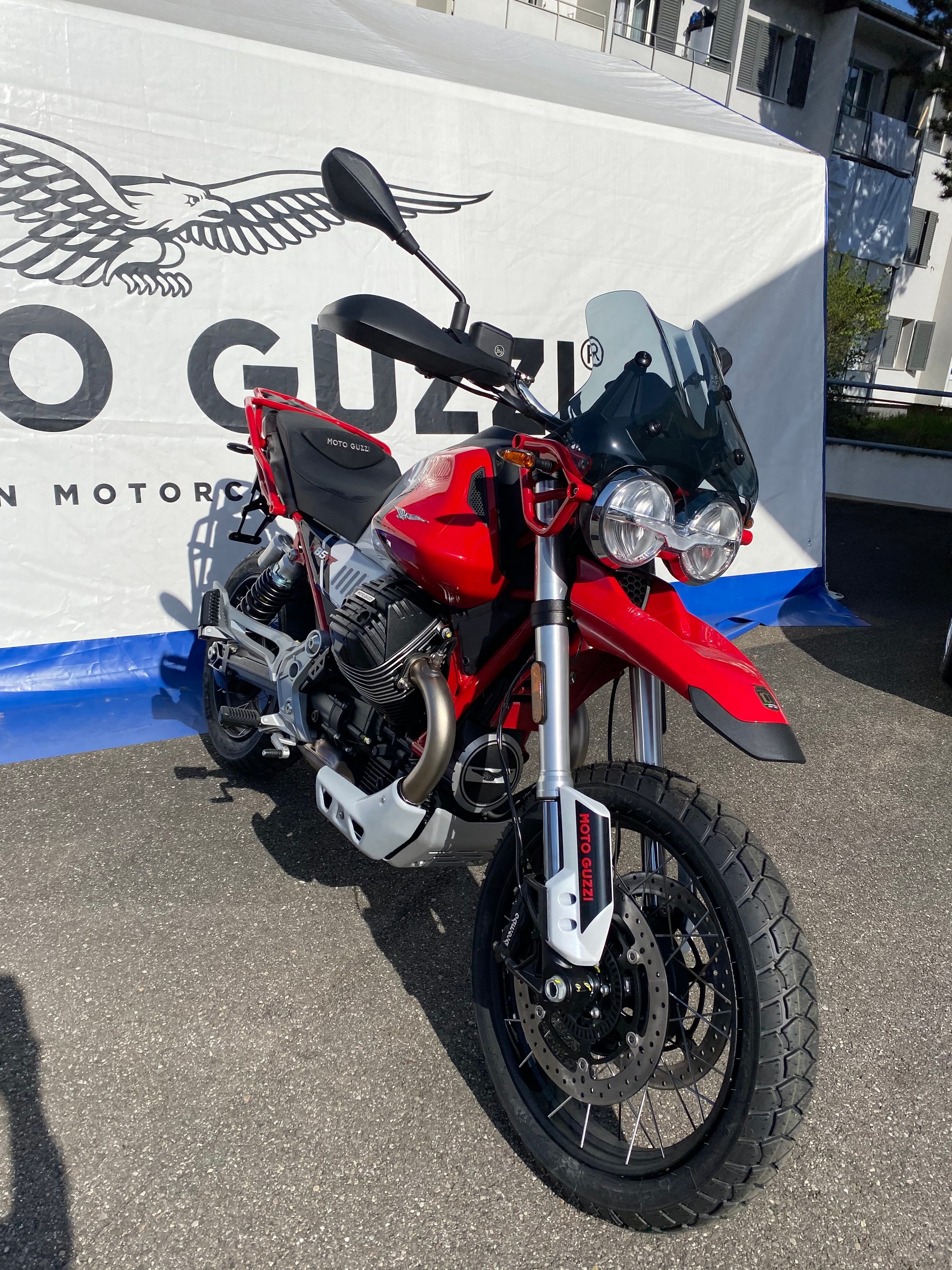 MOTO GUZZI V85 TT Premium Graphics 2-Tone E5-showroom-element-3