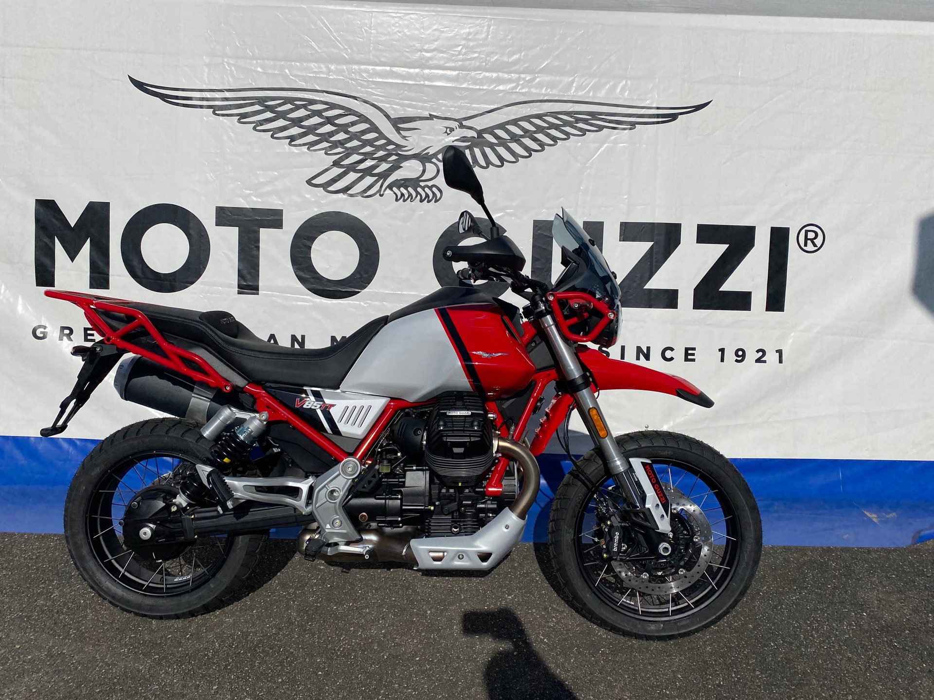 MOTO GUZZI V85 TT Premium Graphics 2-Tone E5-showroom-element-1